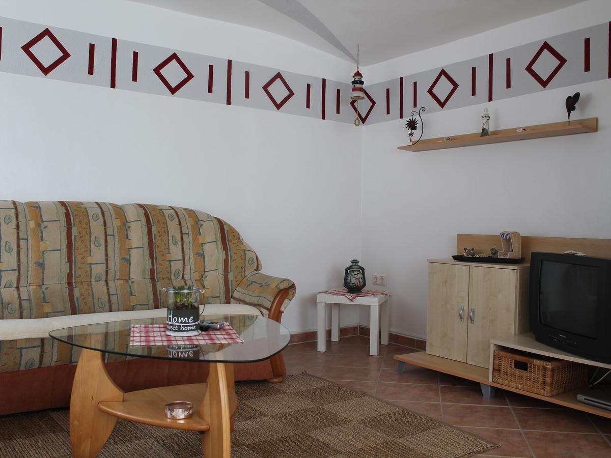 Spacious Bungalow Near Sea In Grundshagen 외부 사진