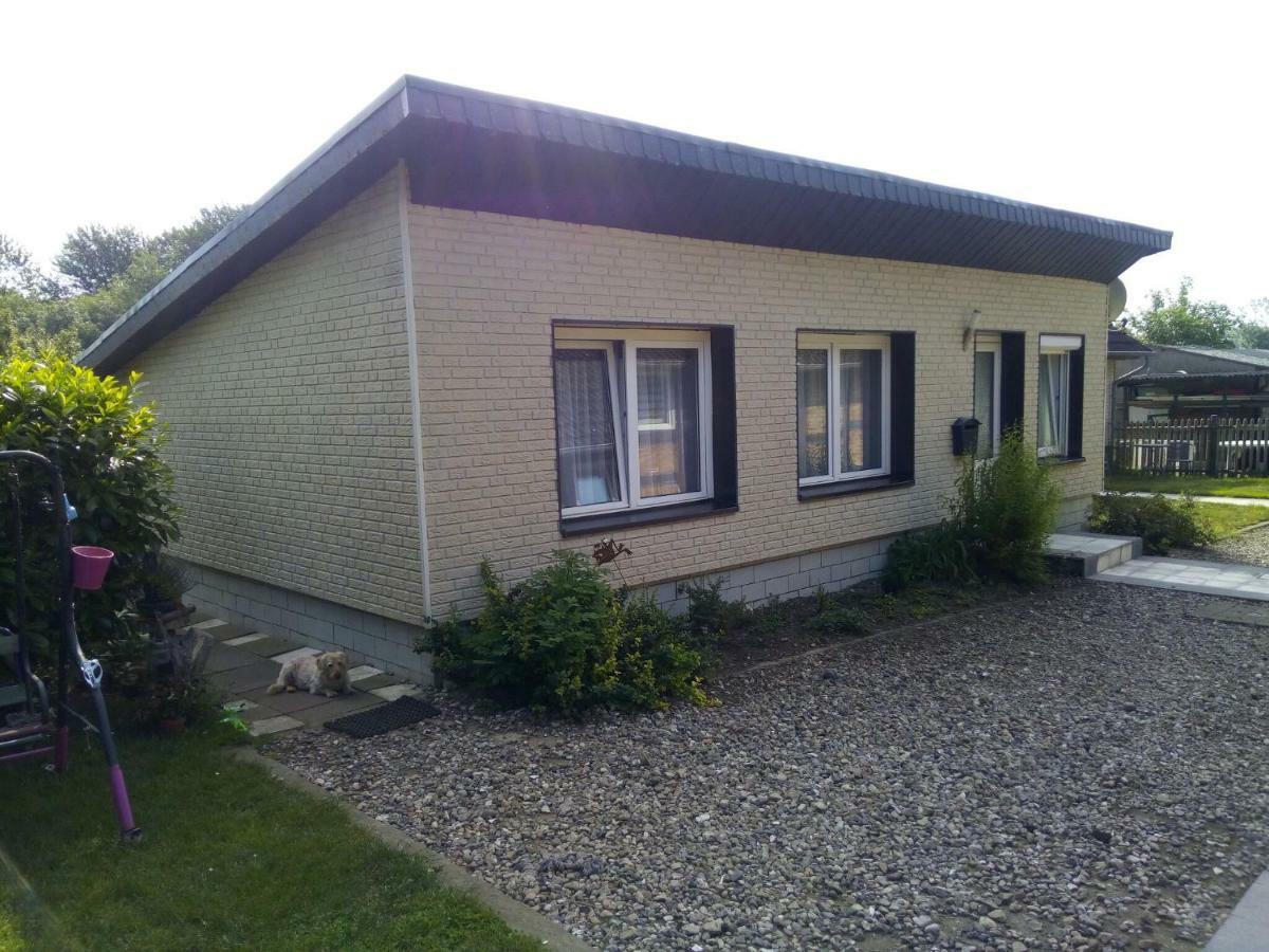 Spacious Bungalow Near Sea In Grundshagen 객실 사진